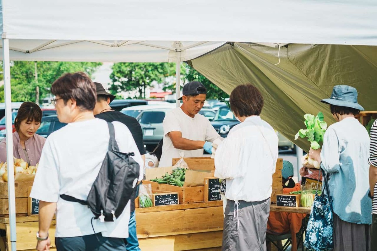 島根県出雲市の『だんだん広場』で開催されているファーマーズマーケット「Sunday Market CiBO」の様子