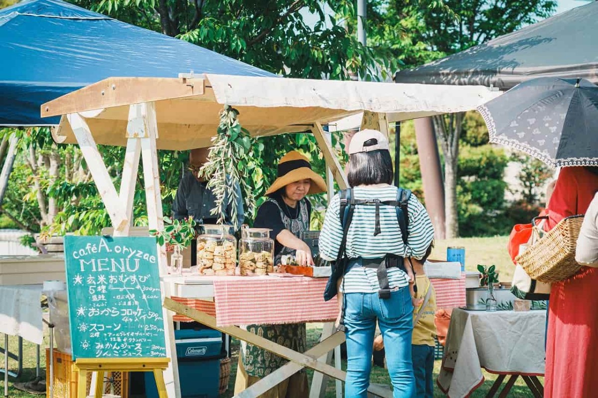 島根県出雲市の『だんだん広場』で開催されているファーマーズマーケット「Sunday Market CiBO」の様子