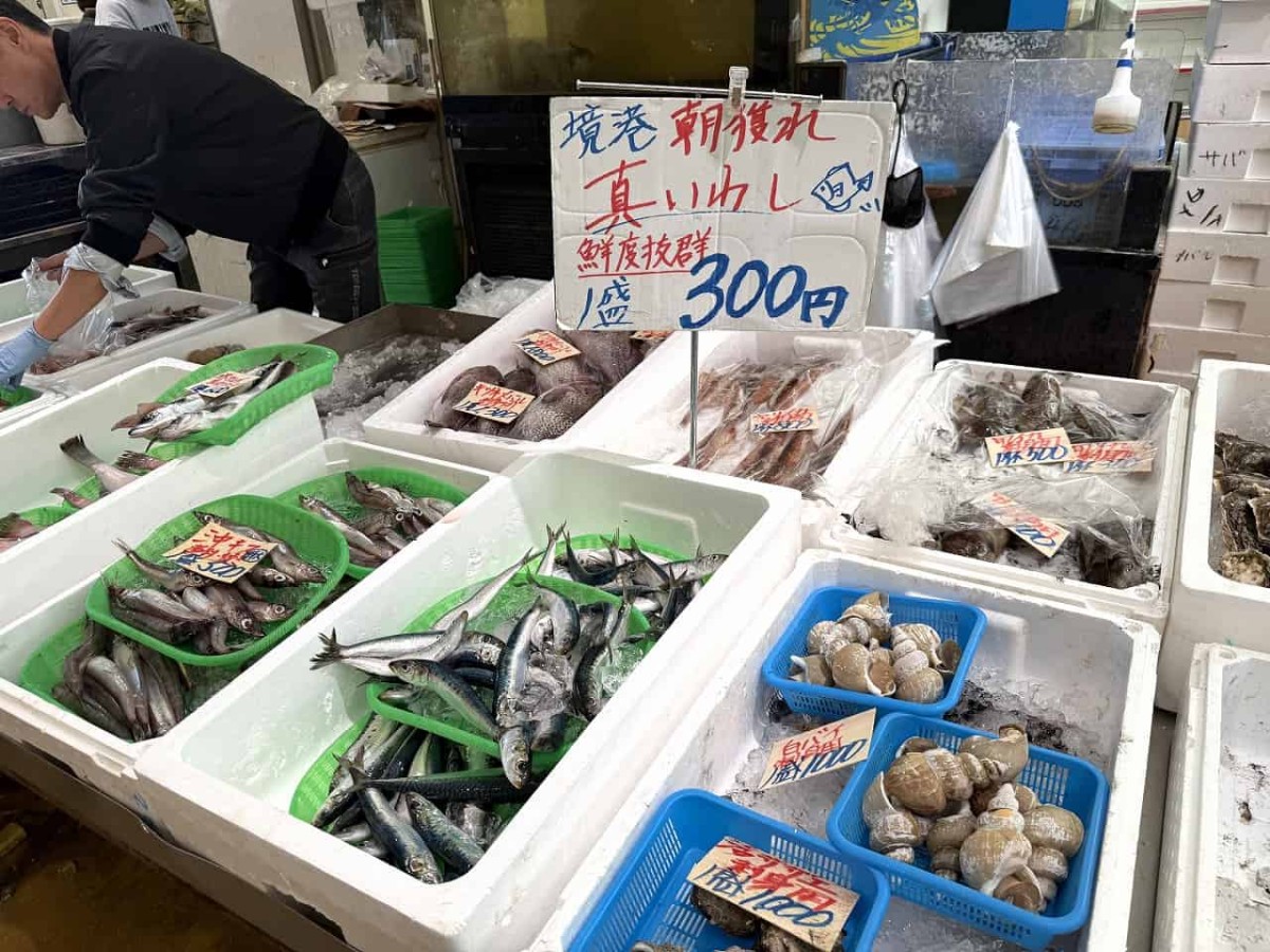 鳥取県東伯郡琴浦町にある『道の駅 琴の浦』の店内_鮮魚売り場