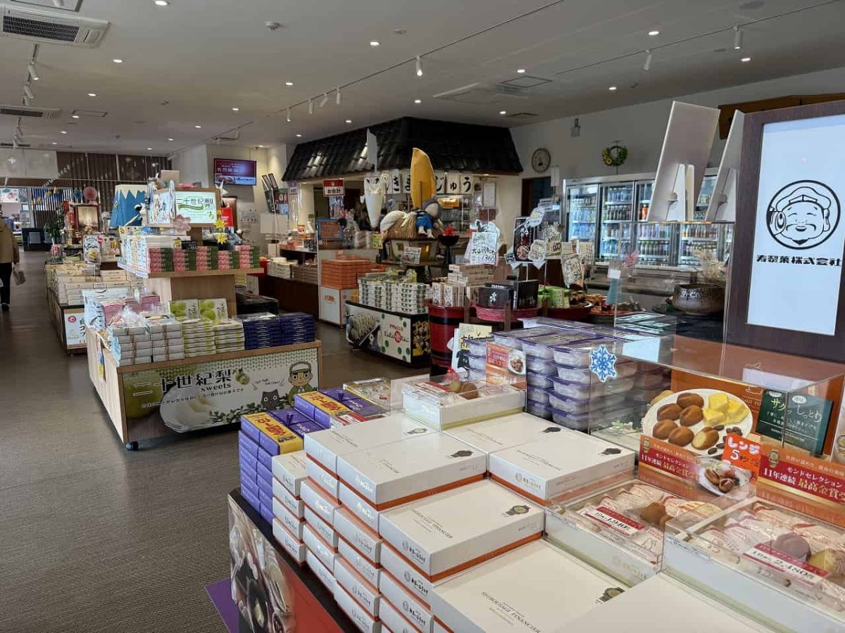 鳥取県東伯郡琴浦町にある『道の駅 琴の浦』の店内_お土産売り場