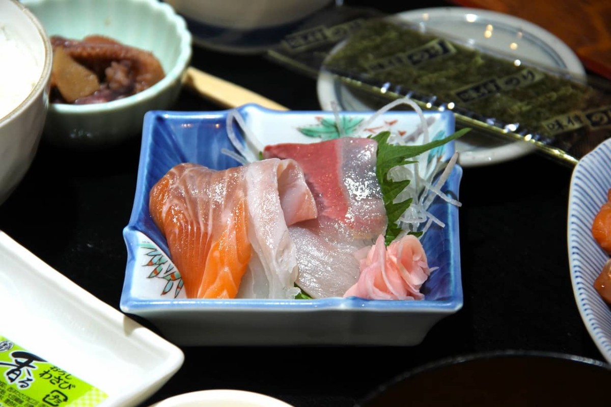 鳥取県境港市にある『お食事処海心』で提供している朝定食の刺身