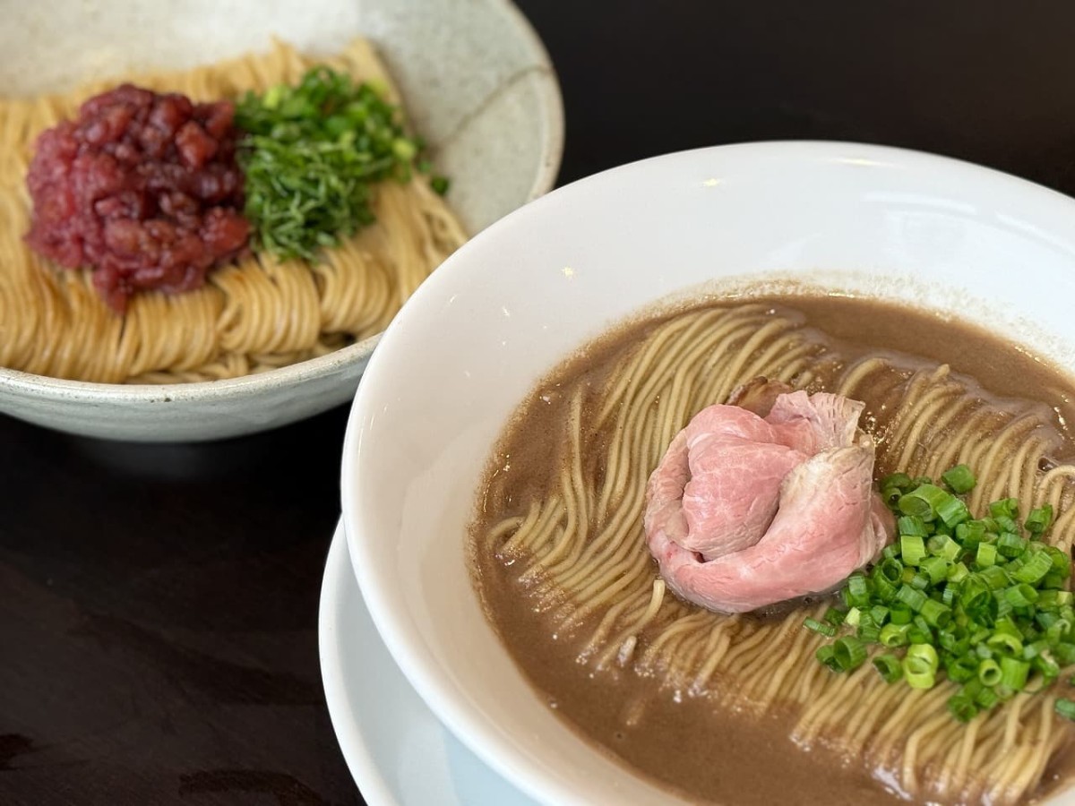 鳥取県境港市の『米子鬼太郎空港』内にある『紅ズワイガニらぁ麺まるはち屋』で販売中のマグロのラーメン