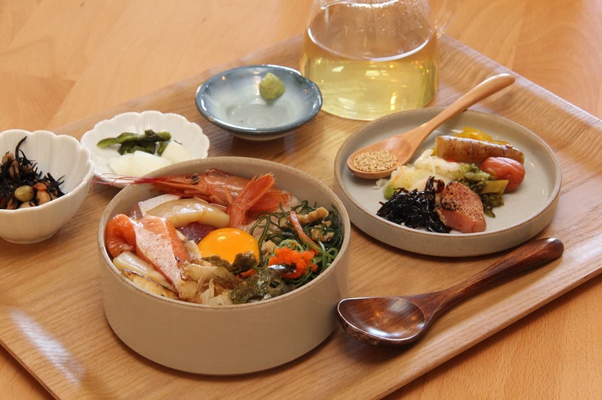鳥取県米子市にある魚グルメがメインのカフェ『魚ノ哲学』で販売している「海鮮出汁茶漬け」
