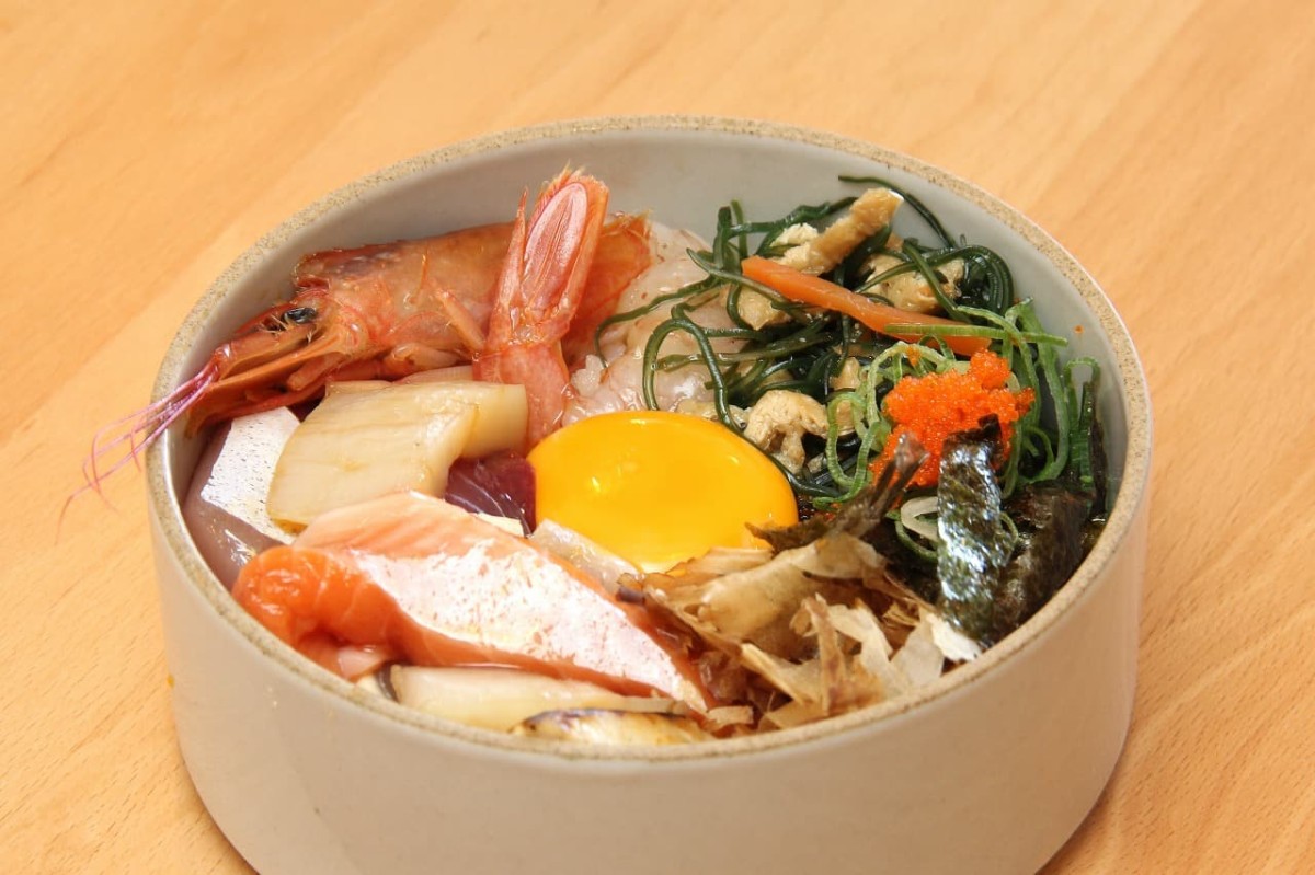 鳥取県米子市にある魚グルメがメインのカフェ『魚ノ哲学』で販売している「海鮮出汁茶漬け」