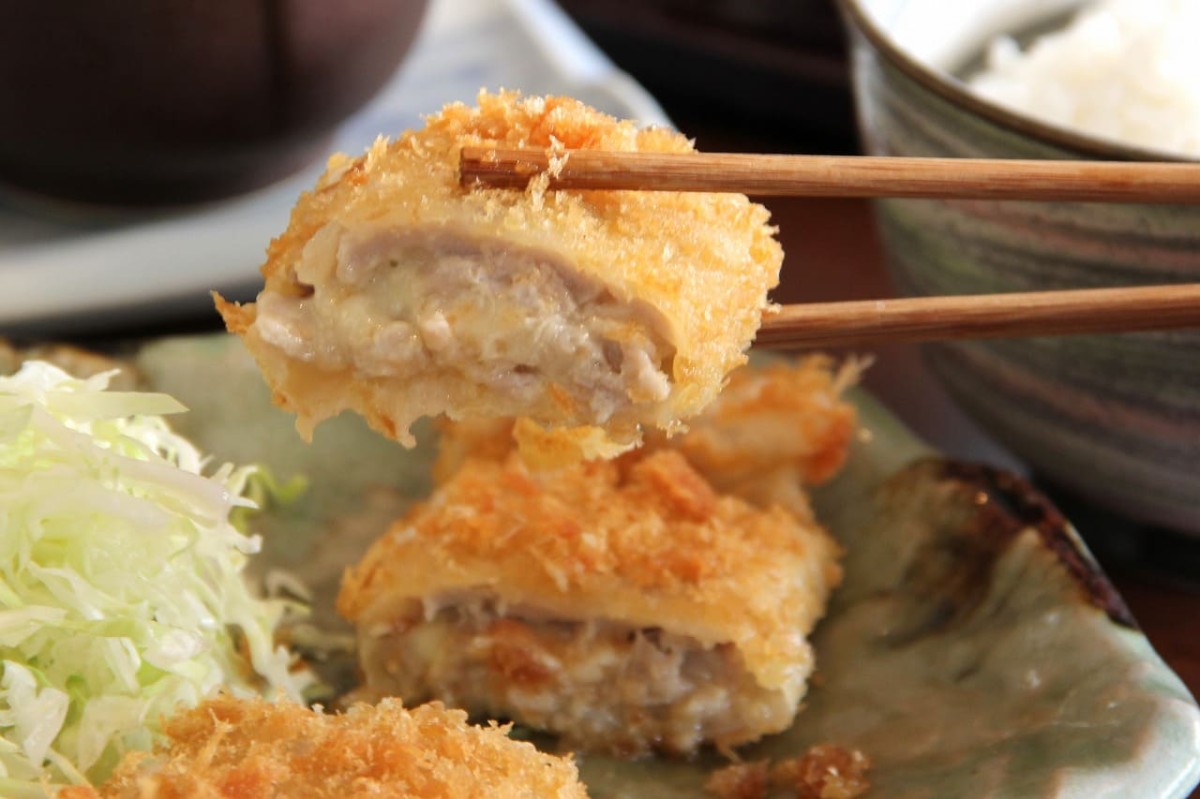鳥取県境港市にある『お食事処 池田屋』で提供している「まぐろカツ定食」_まぐろカツの断面_チーズ