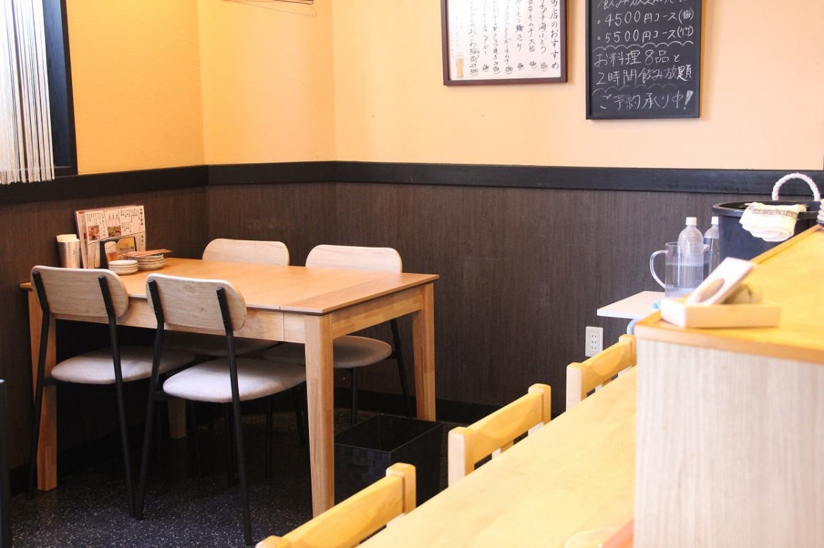 島根県松江市東本町にある居酒屋『島のチェリチェリ』の店内