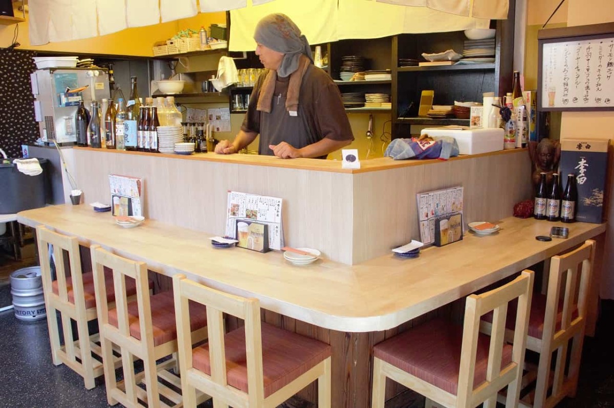島根県松江市東本町にある居酒屋『島のチェリチェリ』の店内