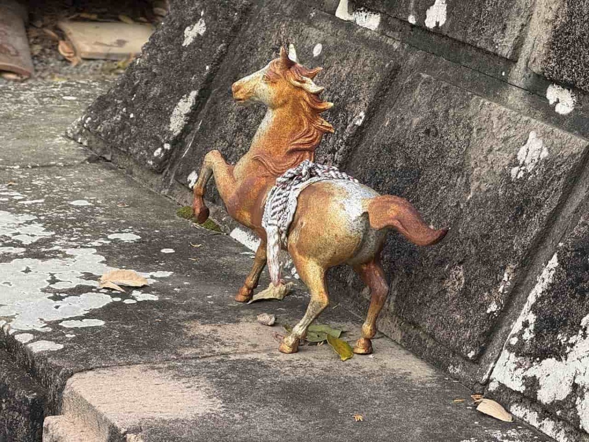 島根県大田市にある『物部神社』のパーソロン号御神馬像の近くにあった馬の置物
