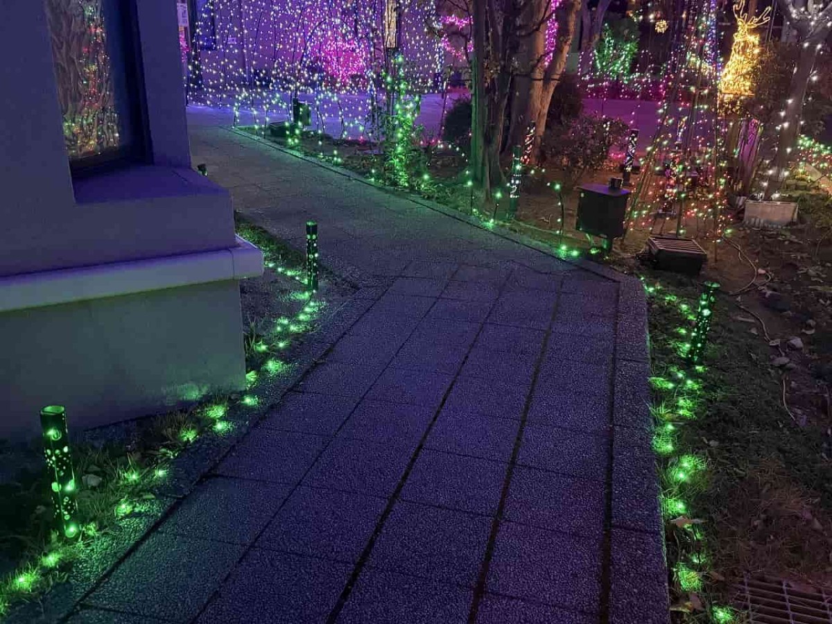 島根県松江市にある川津公民館（松江国際交流会館）の通路で光るイルミネーション