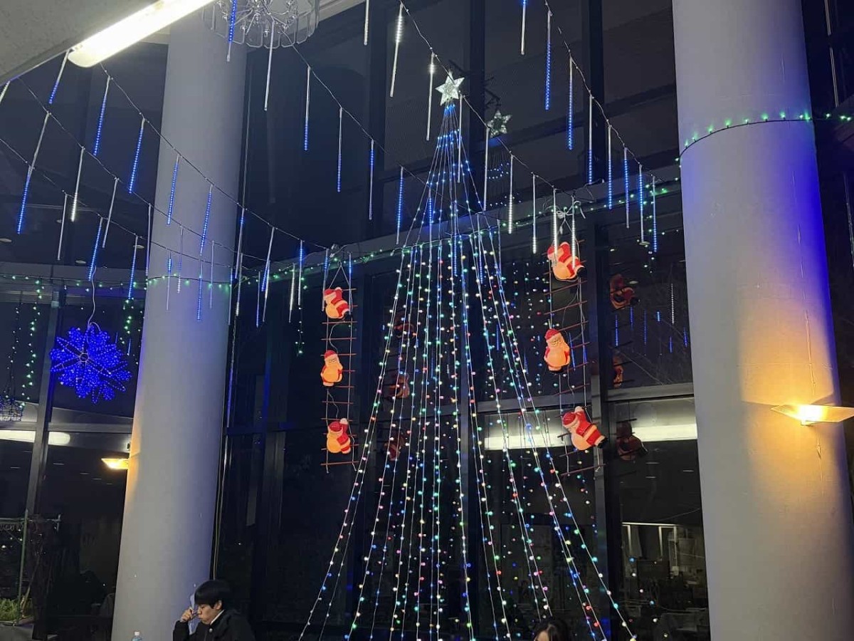 島根県松江市にある川津公民館（松江国際交流会館）の館内のイルミネーション