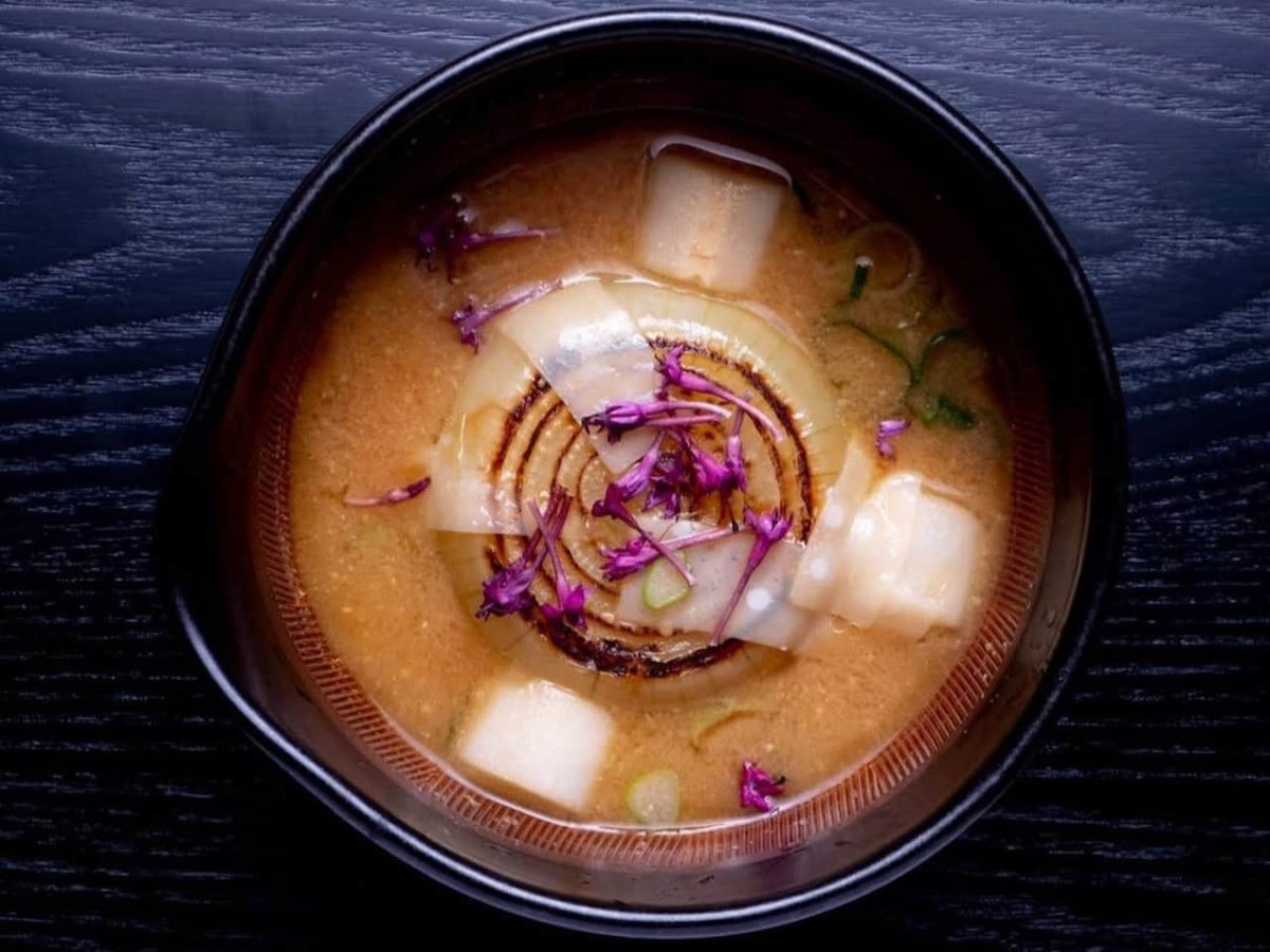 島根県江津市有福温泉にある『ロイノハコ』で提供している「ロイの朝ごはん」のみそ汁