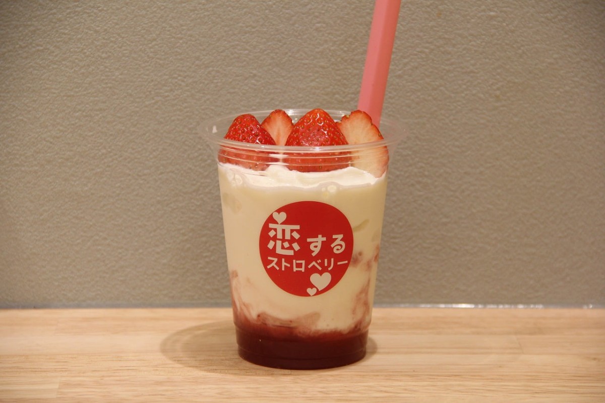 鳥取県米子市にある「77Sweets shop（ナナナナスイーツショップ）」内にオープンの「恋するストロベリー」で販売しているイチゴスイーツ「いちごスムージー」