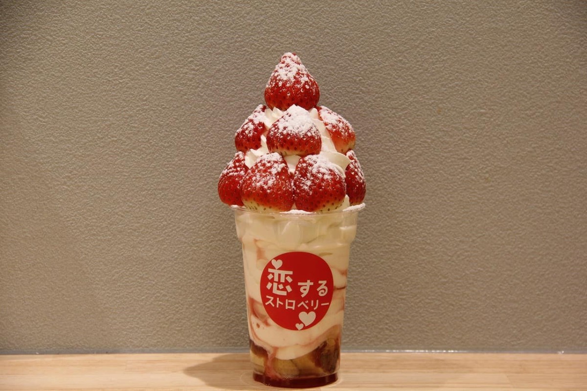 鳥取県米子市にある「77Sweets shop（ナナナナスイーツショップ）」内にオープンの「恋するストロベリー」で販売しているイチゴスイーツのパフェ「デラックス」