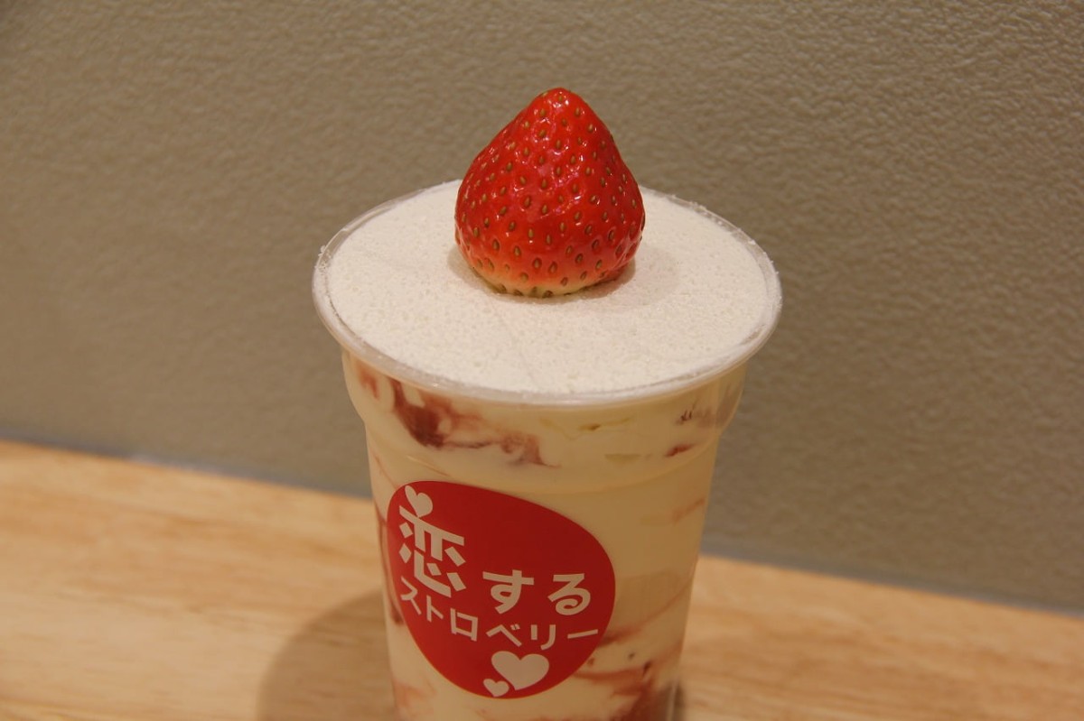 鳥取県米子市にある「77Sweets shop（ナナナナスイーツショップ）」内にオープンの「恋するストロベリー」で販売しているイチゴスイーツのパフェ「ホワイト」