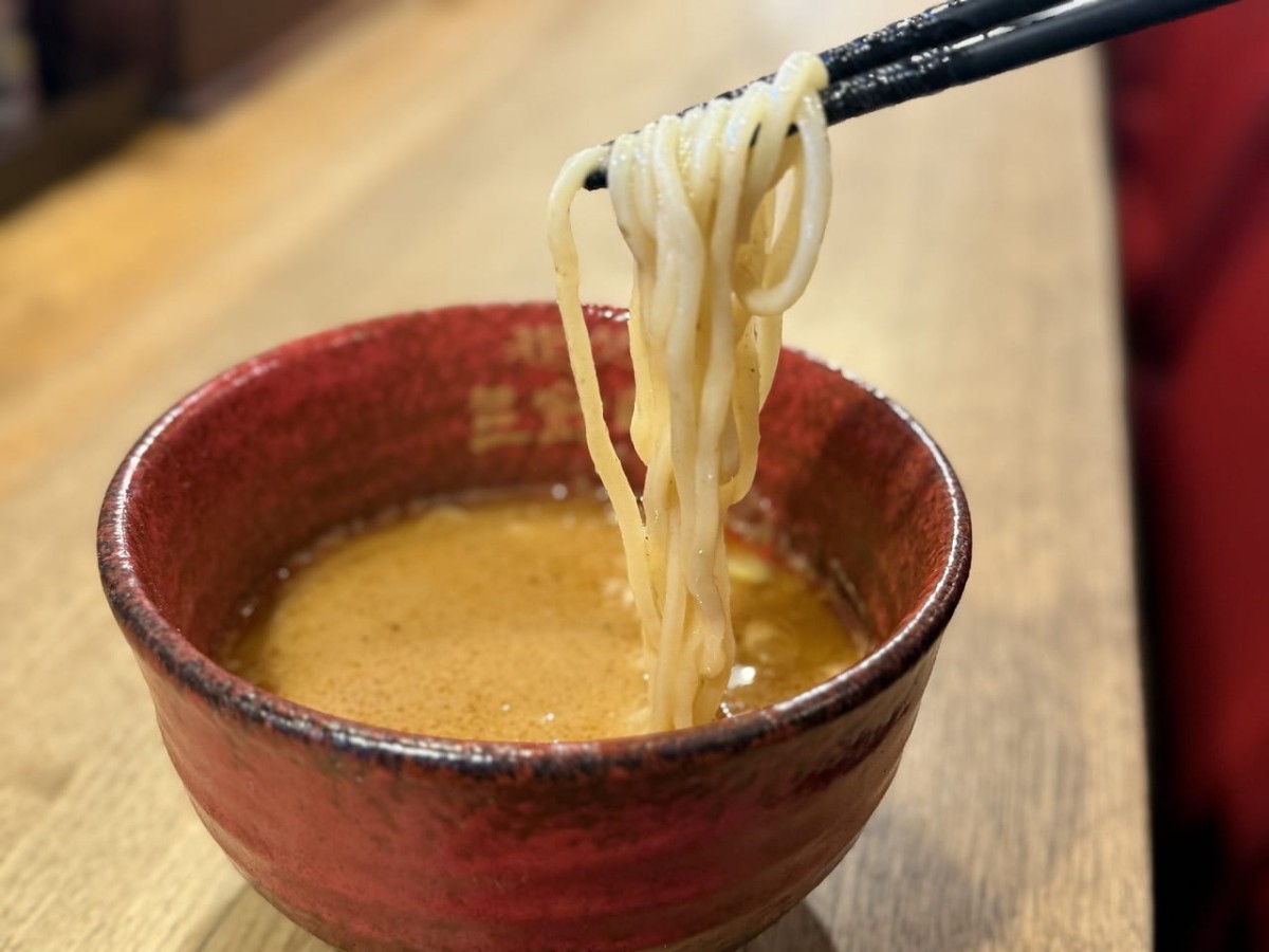鳥取県米子市にあるラーメン店『麺処 三鈷峰』のエビのうま味たっぷりのつけ汁が麺に絡む様子