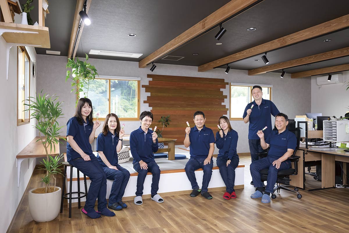 安来市「株式会社はしまや」のスタッフたち