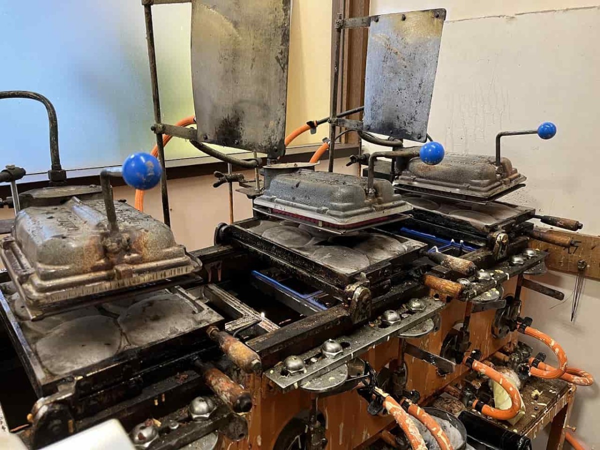 島根県安来市にある『佐川末廣堂』の焼き機