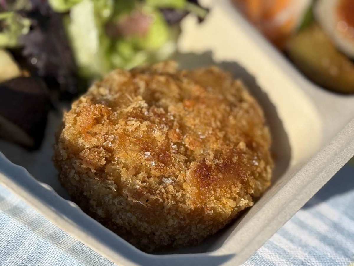 島根県江津市にある『NAOfarmcafe』で販売している「NAOFARMプレート」のかぼちゃコロッケ