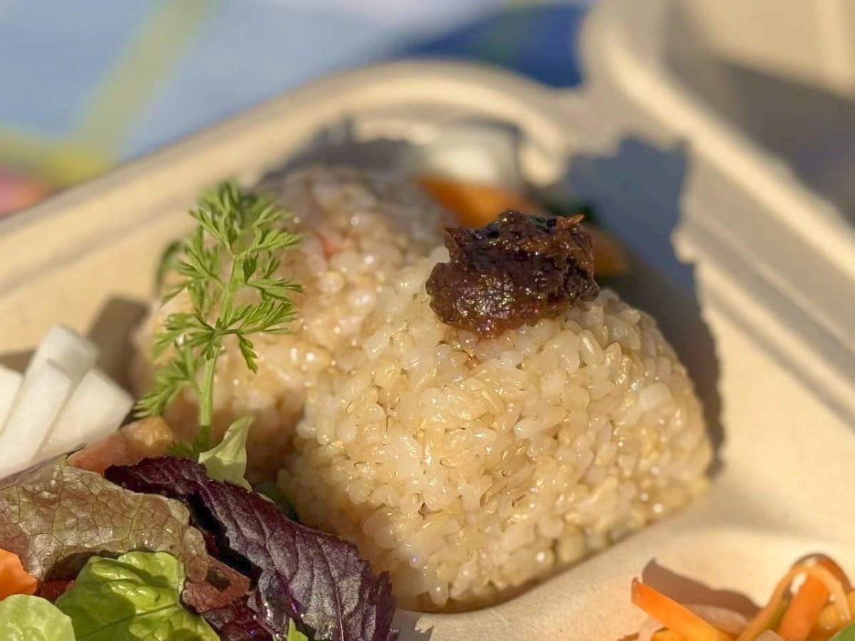 島根県江津市にある『NAOfarmcafe』で販売している「NAOFARMプレート」の玄米おむすび
