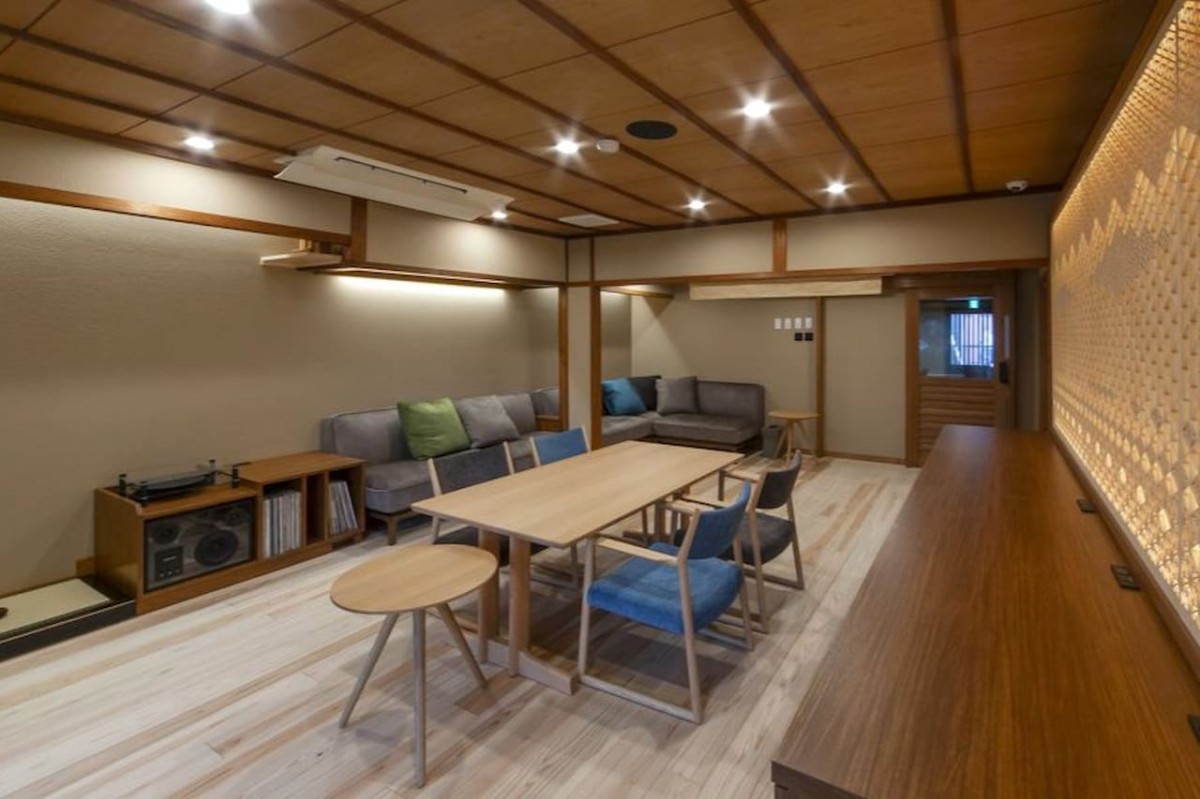 島根県松江市にある一棟貸しの宿『宿の蔵Hug』のラウンジ