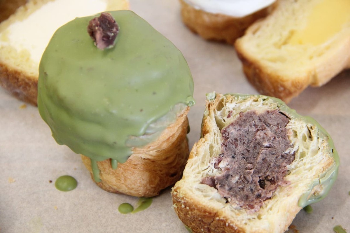 島根県松江市『カラコロ工房』のフードホール内にある『100日だけの北海道クロフィン発酵ミルクバター本舗 by Tony Bake』で販売しているクロフィンの断面