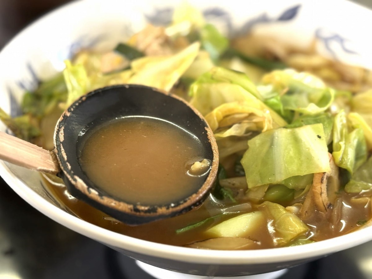 島根県隠岐郡隠岐の島町にある大衆食堂『こめこめまんま』で販売している「スタミナちゃんぽん」のスープ