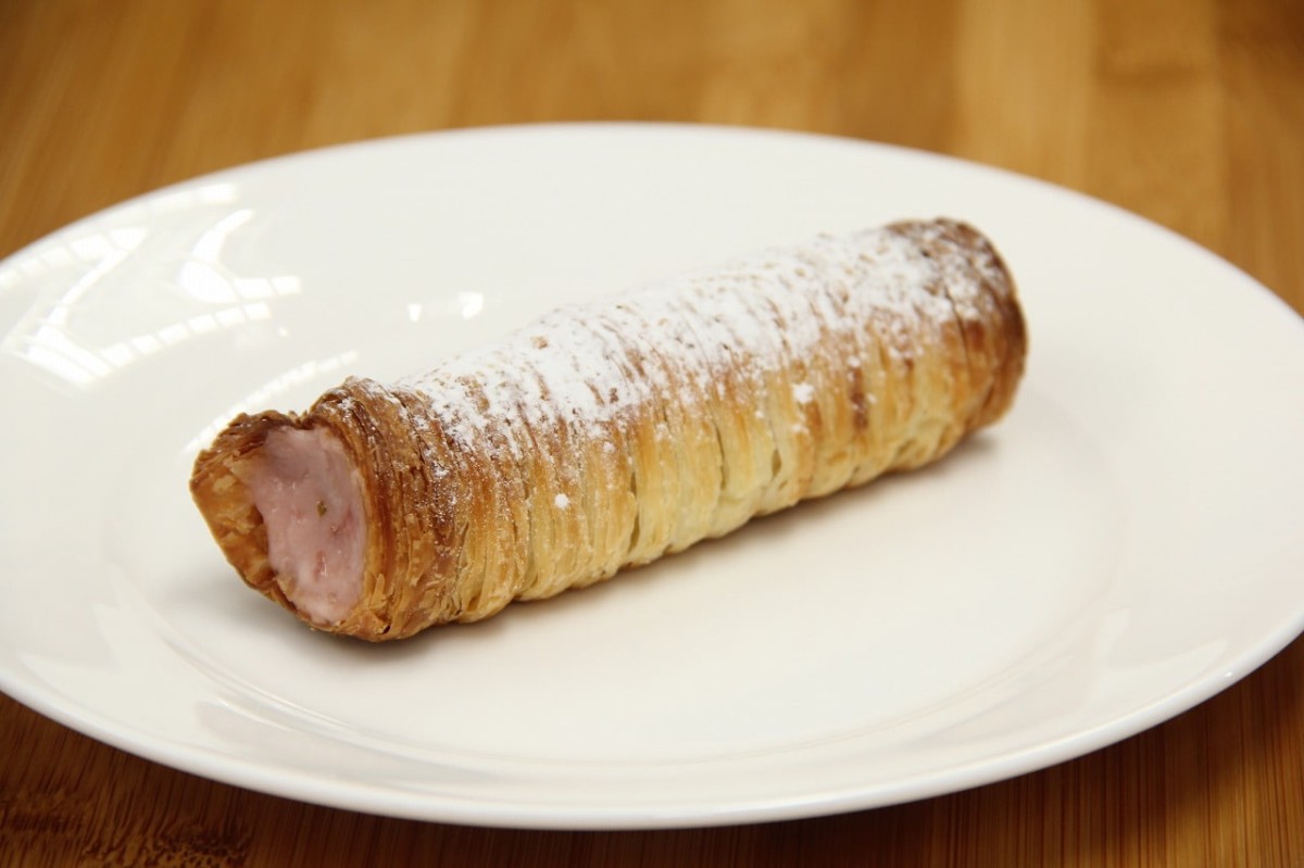 鳥取県米子市にあるパン屋『Bakery&Cafe RUDY』で販売している春限定のパン「桜いちごコルネ」
