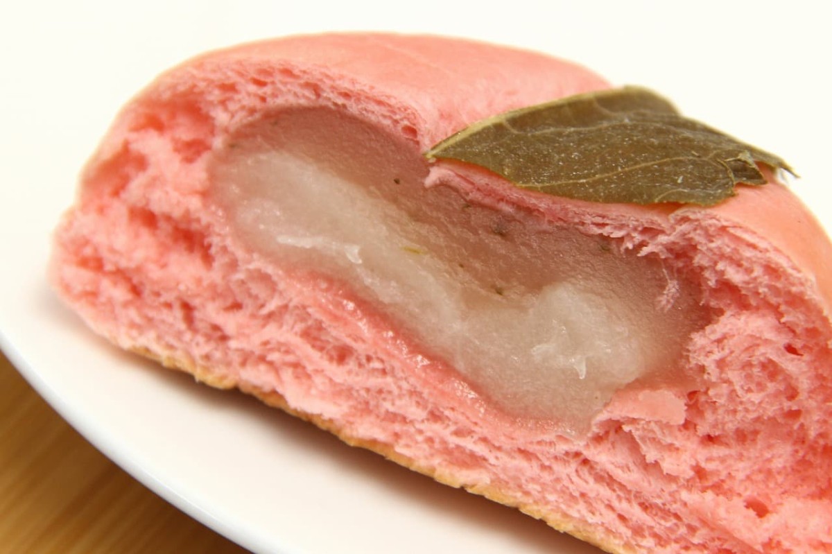 鳥取県米子市にあるパン屋『Bakery&Cafe RUDY』で販売している春限定のパン「桜もち」の断面