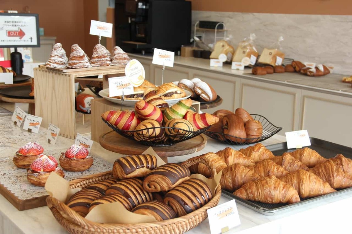 島根県出雲市の複合施設『ENnoZA』内にあるクロワッサン専門店『OLD NINE CROISSANT』のクロワッサンが並ぶ様子