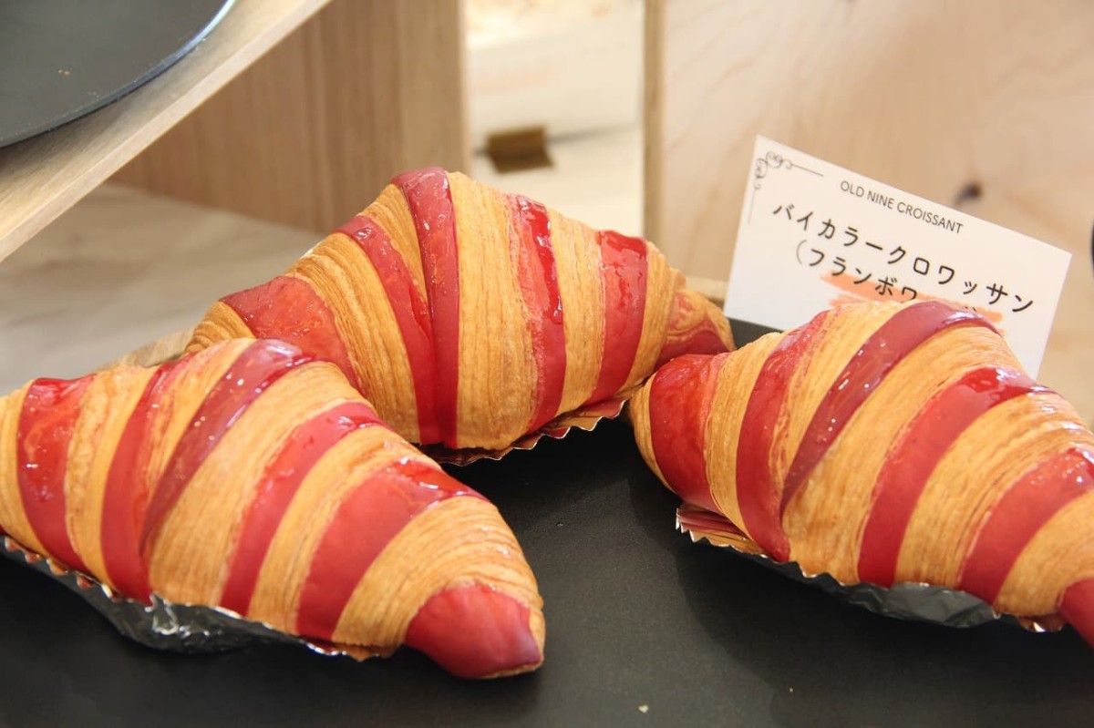 島根県出雲市の複合施設『ENnoZA』内にあるクロワッサン専門店『OLD NINE CROISSANT』で販売しているバイカラークロワッサン