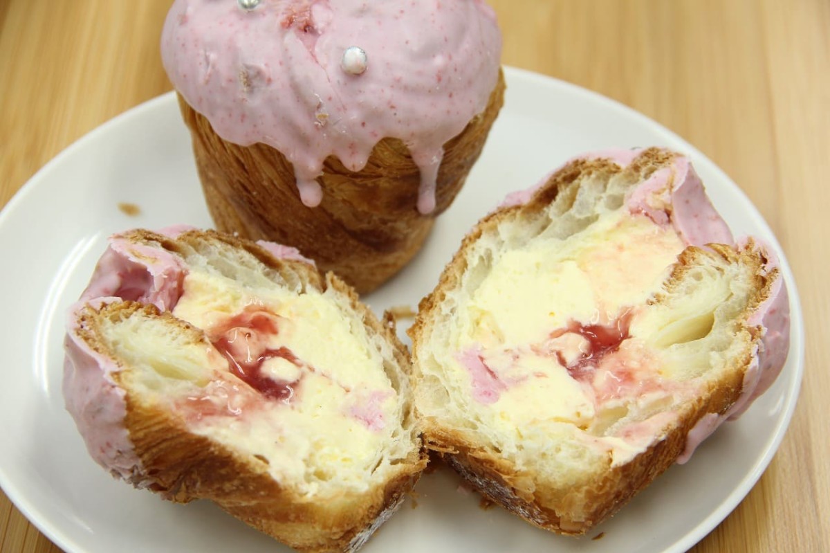 島根県出雲市の複合施設『ENnoZA』内にあるクロワッサン専門店『OLD NINE CROISSANT』で販売している春のイチオシ「いちごのクラフィン」