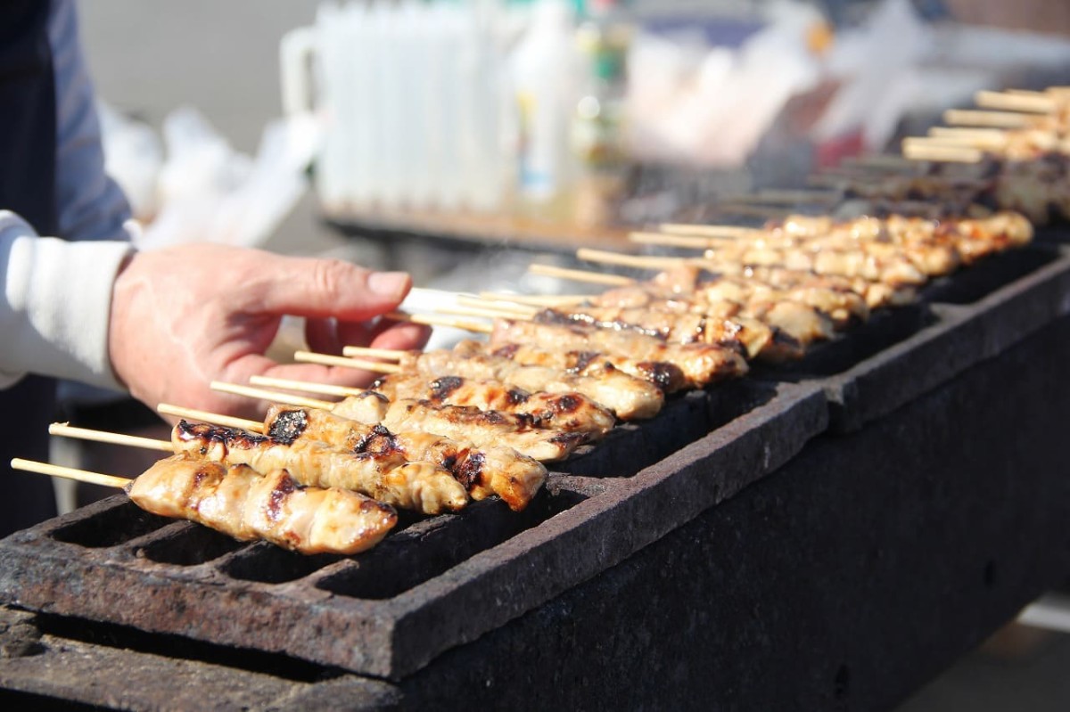 島根県隠岐郡で開催された『すいせん祭り』で販売していた焼き鳥の様子