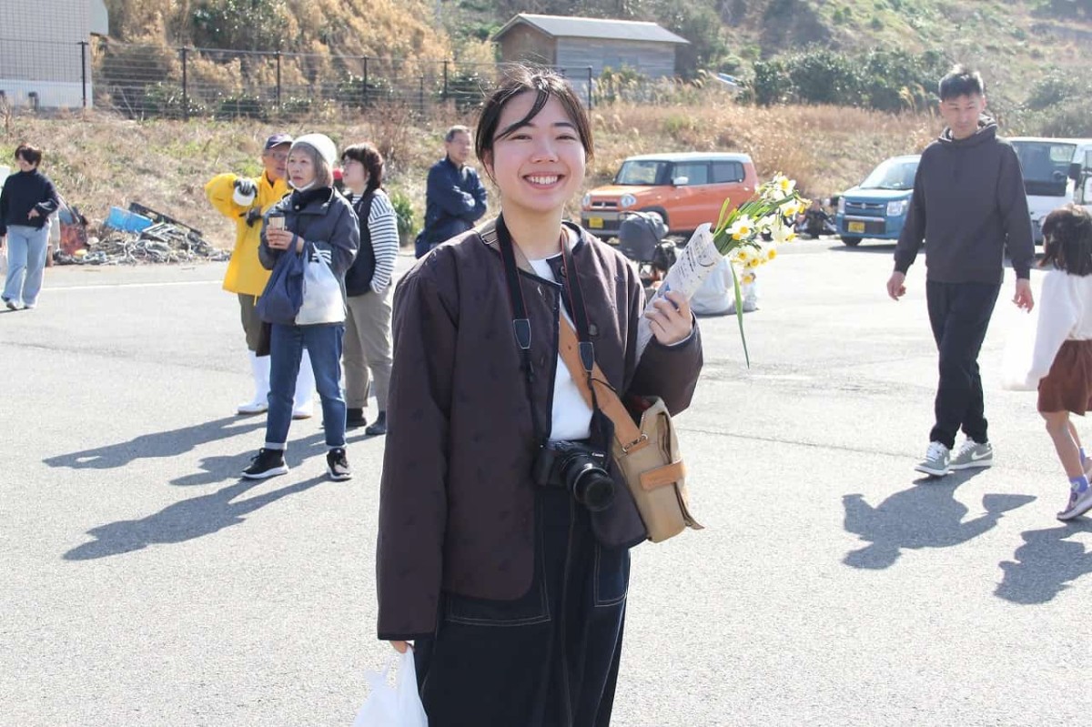 島根県隠岐郡で開催された『すいせん祭り』で配布した水仙を持ってうれしそうな地元の方