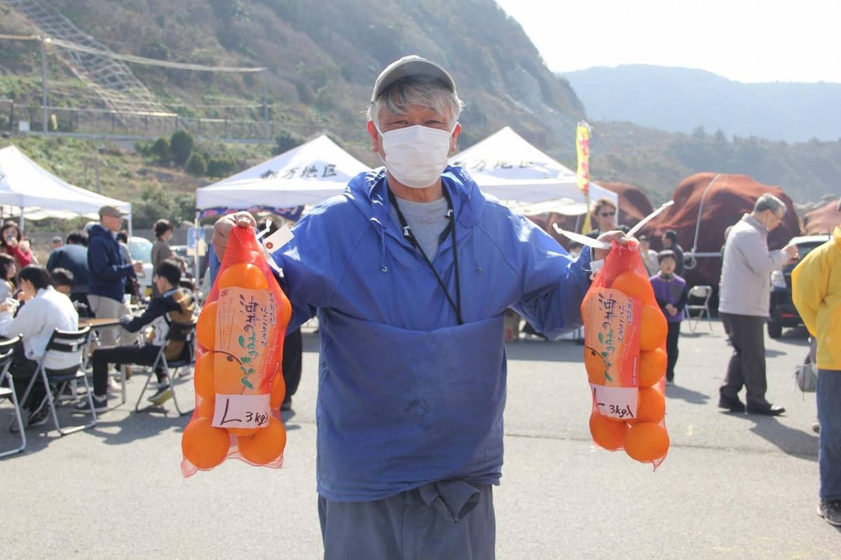 島根県隠岐郡で開催された『すいせん祭り』で販売していた八朔を買った地元の方