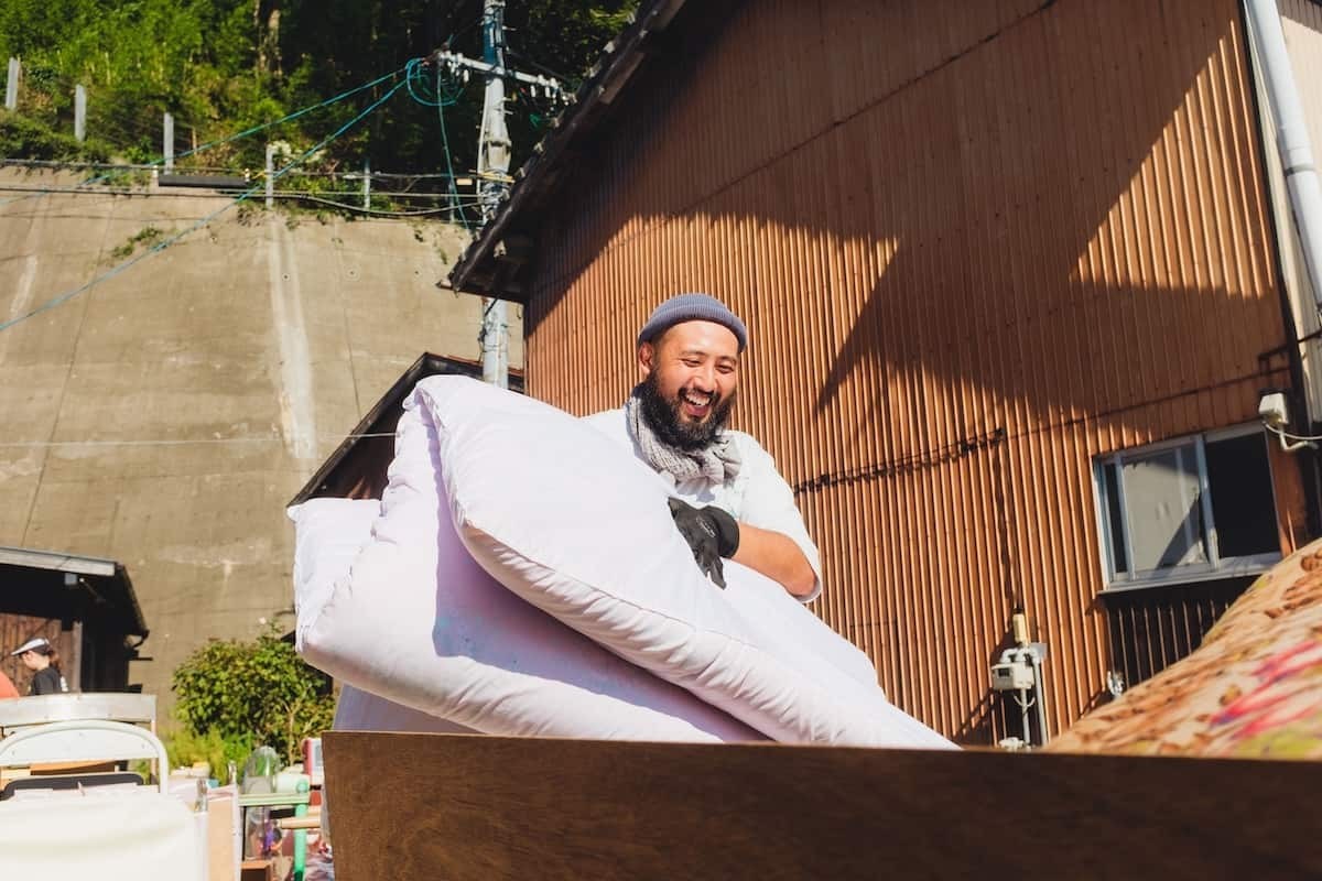 ラズダ編集部がしまっちのお手伝いをしている様子