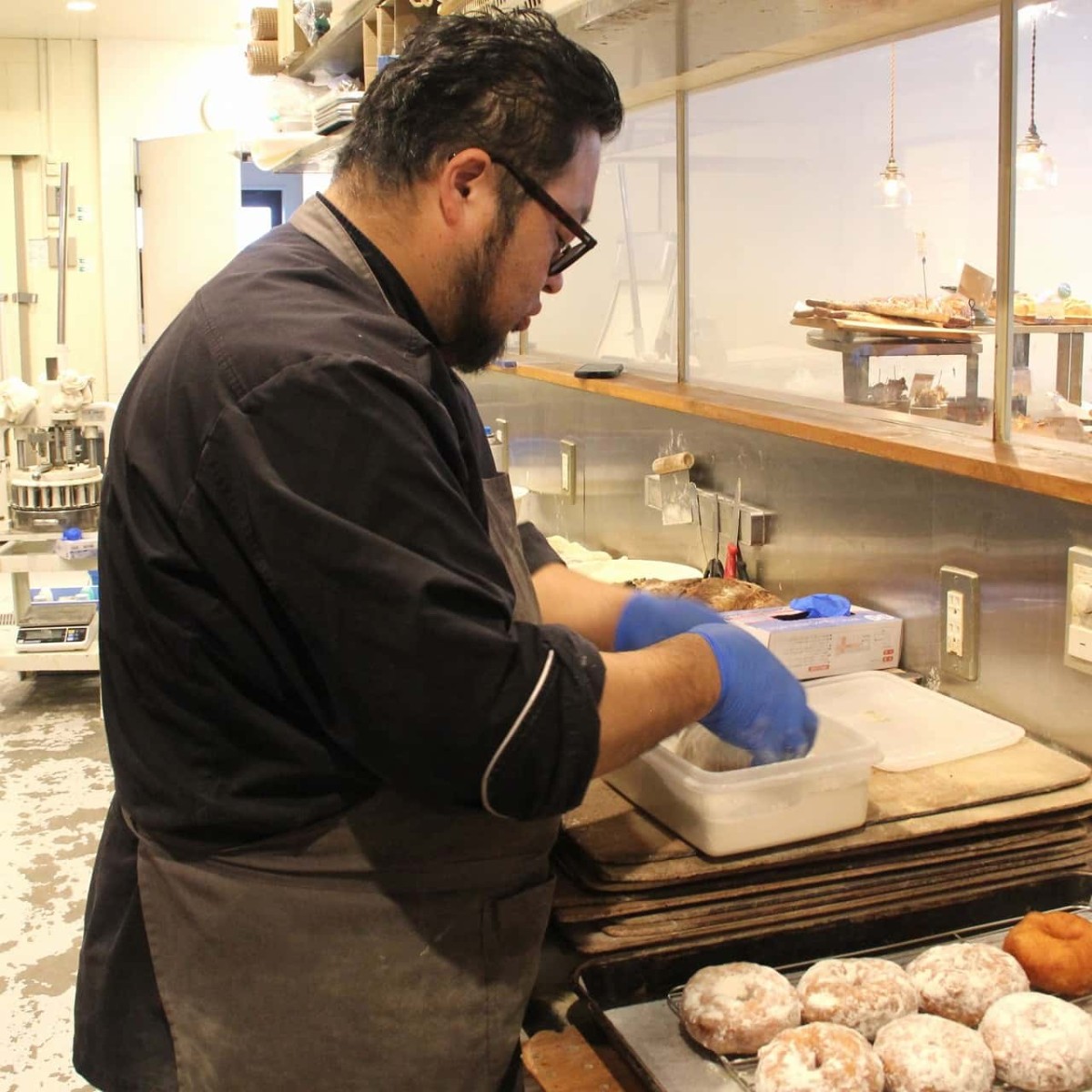 島根県出雲市にある人気ベーカリー『ルコションドール出西』で販売しているドーナツを仕上げるシェフ