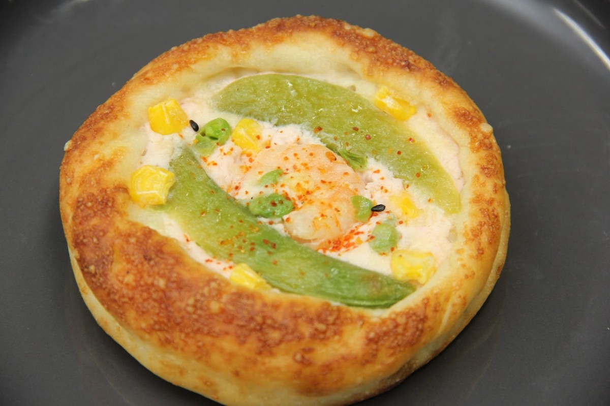 島根県松江市にあるベーカリー『Coccole（コッコレ）』の春のイチオシ「新生姜香るえびタルタル」