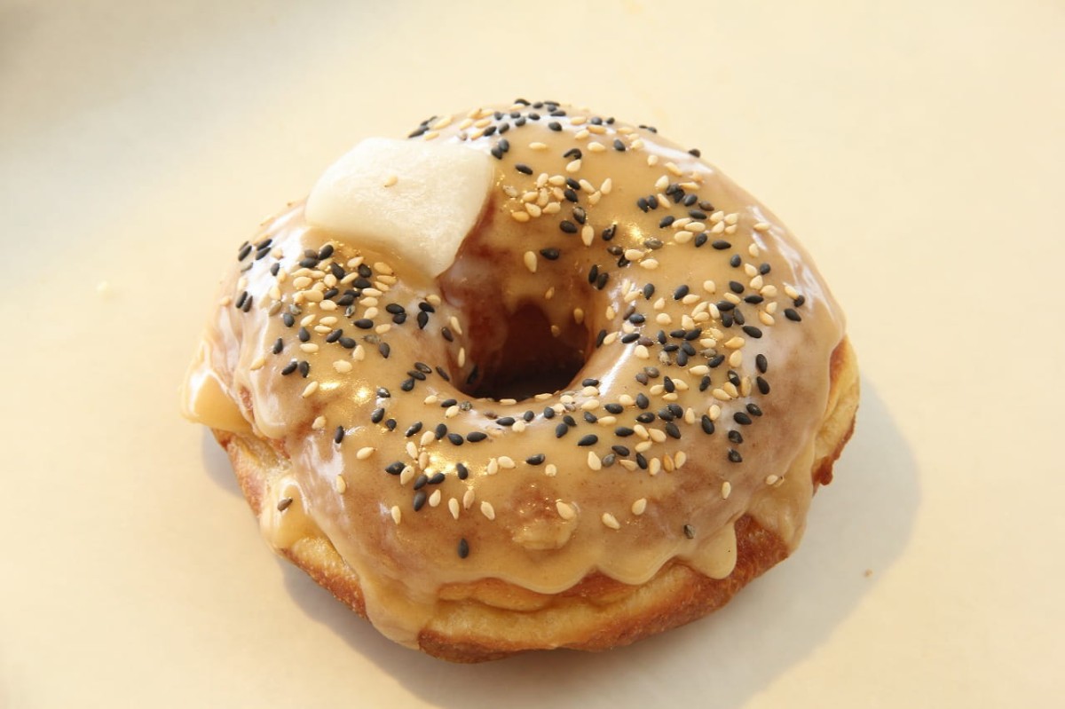 鳥取県米子市にあるベーカリー『ひがしやまマーケット』で販売している春のイチオシのみたらし風ドーナツ