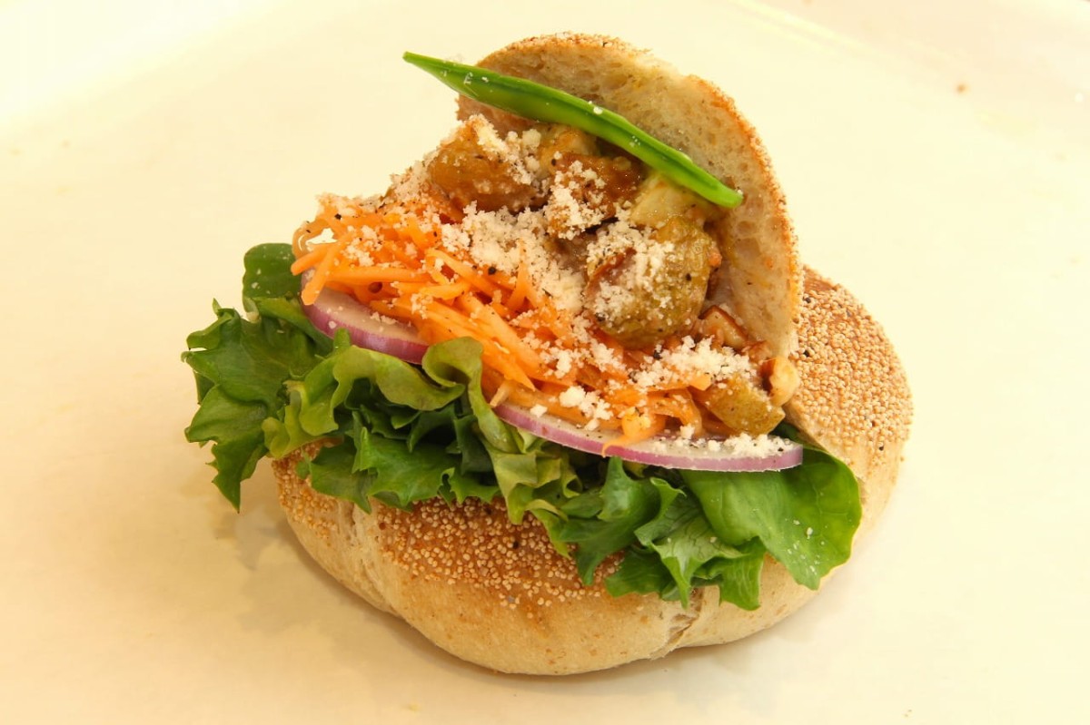 鳥取県米子市にあるベーカリー『ひがしやまマーケット』で販売している春のイチオシのベジタリアンサンド