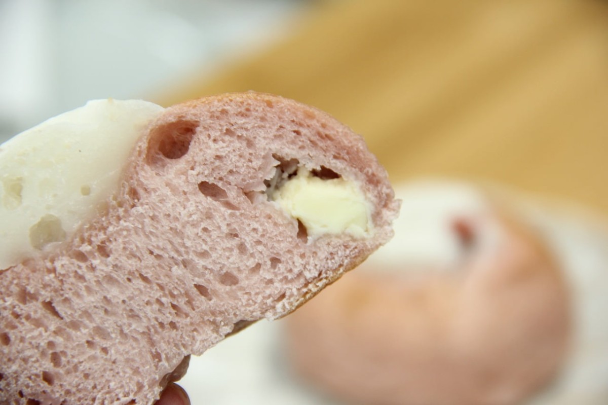 島根県松江市にあるベーカリー『PANTOGRAPH（パンタグラフ）』で販売している春限定「桜もちベーグル」の断面