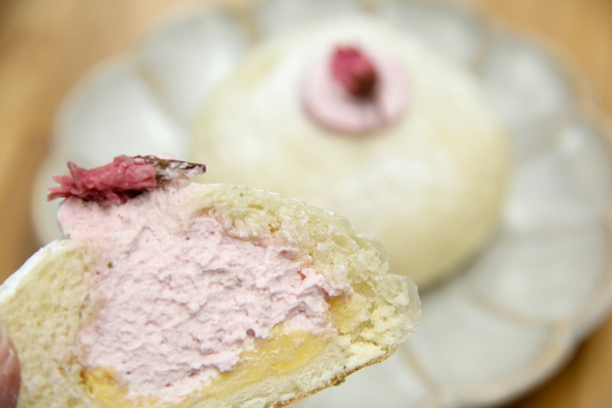 島根県松江市にあるベーカリー『PANTOGRAPH（パンタグラフ）』で販売している春限定「桜生クリームパン」の断面