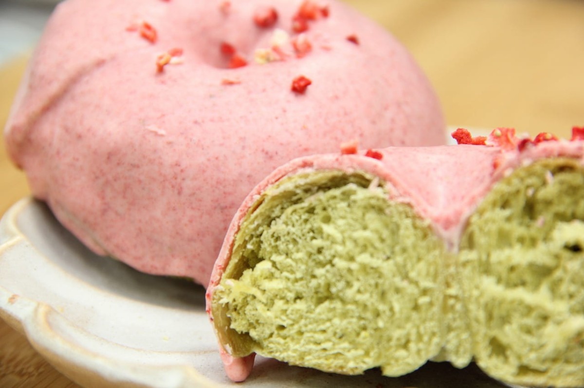 島根県松江市にあるベーカリー『PANTOGRAPH（パンタグラフ）』で販売している春限定「苺チョコピスタチオベーグル」の断面