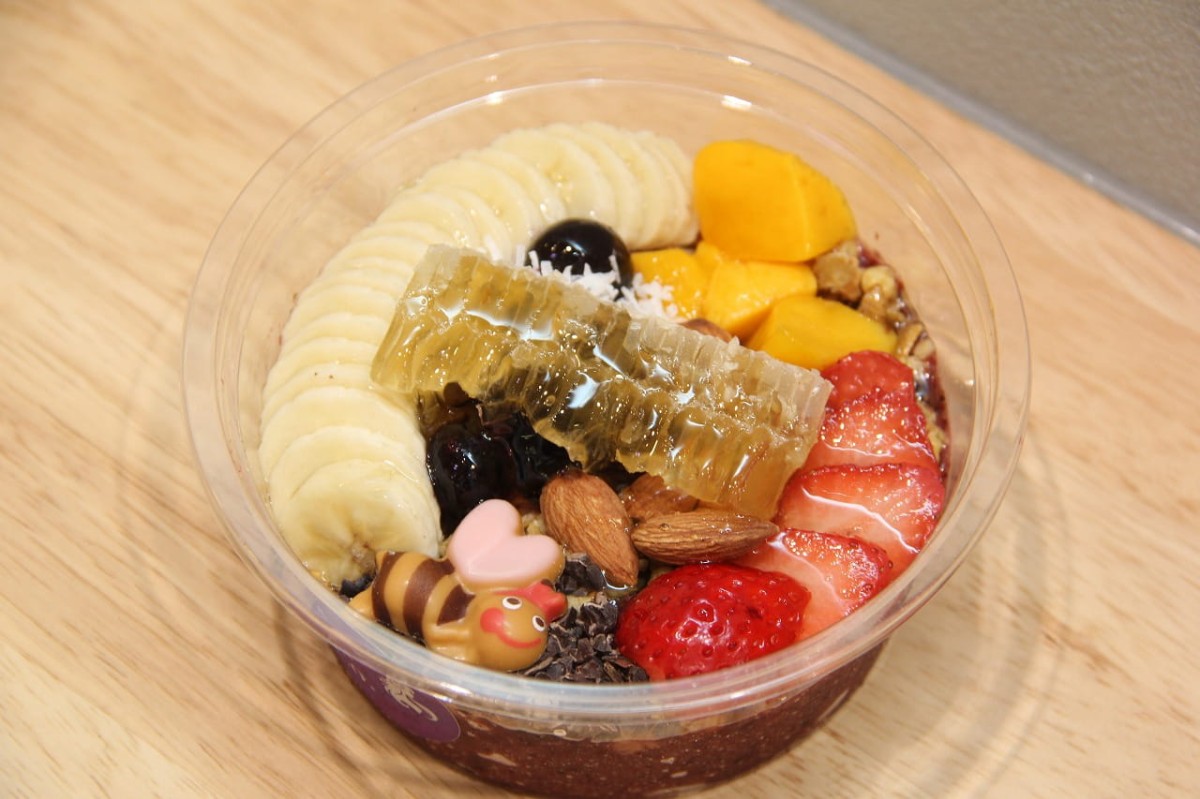 鳥取県米子市『イオン米子駅前店』の「77 Sweets shop」内のアサイーボウル専門店『Acai & Co.』が提供する「スペシャルハニーのアサイーボウル」