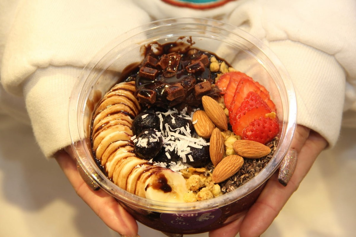 鳥取県米子市『イオン米子駅前店』の「77 Sweets shop」内のアサイーボウル専門店『Acai & Co.』が提供する「チョコのアサイーボウル」