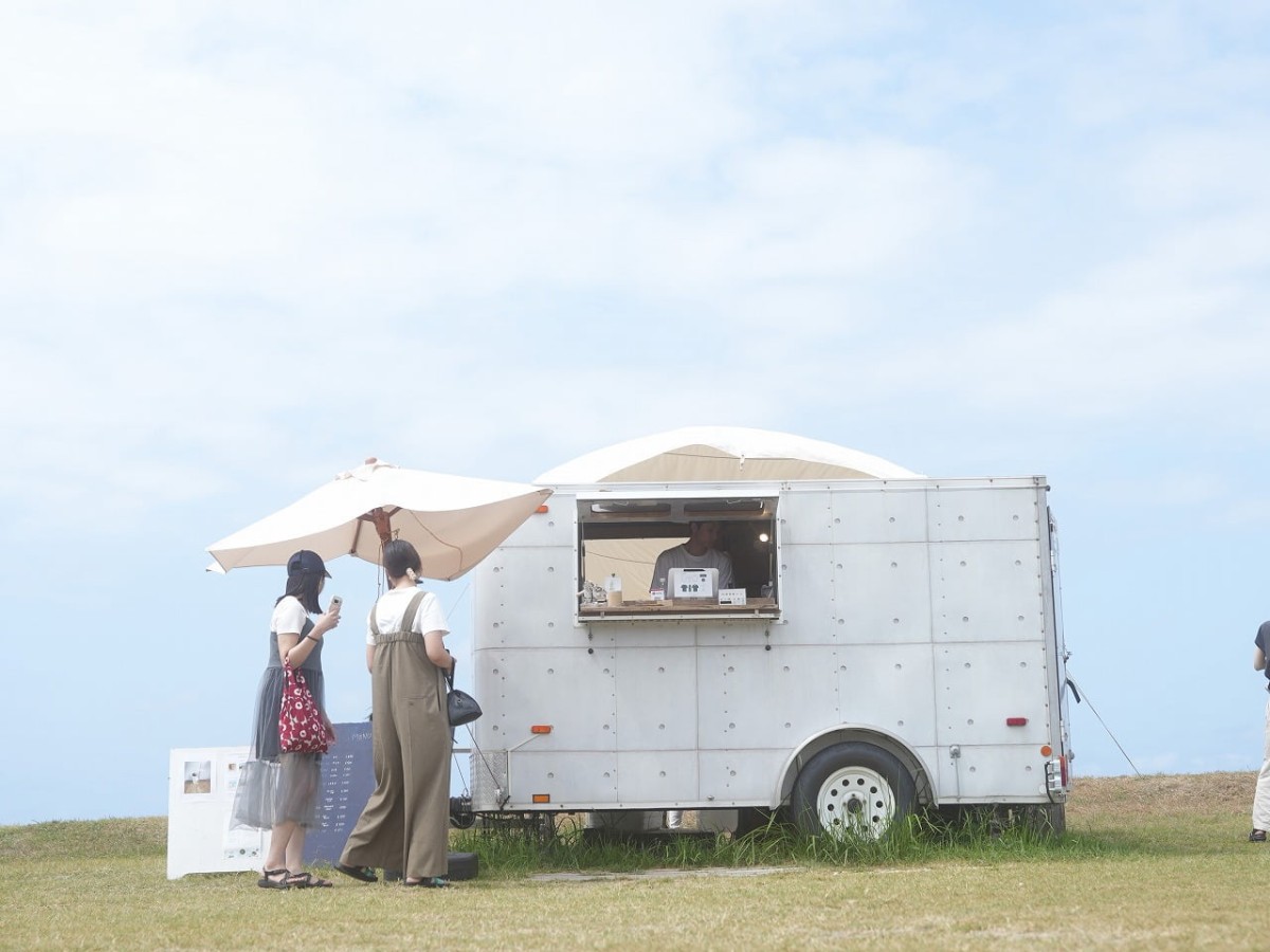 鳥取県岩美郡岩美町にあるトレーラーカフェ『cafe bloom（カフェブルーム）』の様子