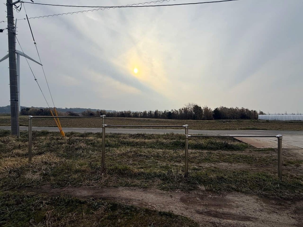 鳥取県西伯郡大山町にある『風車公園』にある鉄棒と夕焼け空
