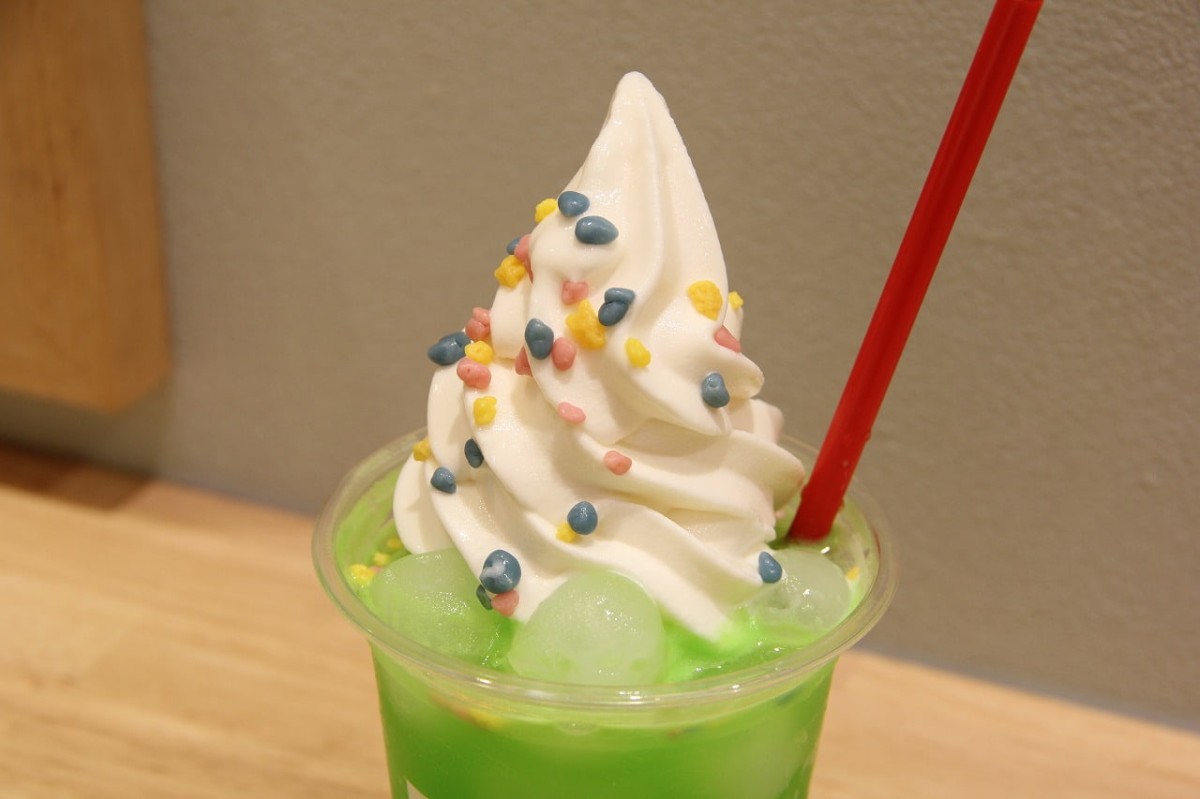 鳥取県米子市の夜パフェ専門店『アイスは別腹』で販売している「クリームソーダ」