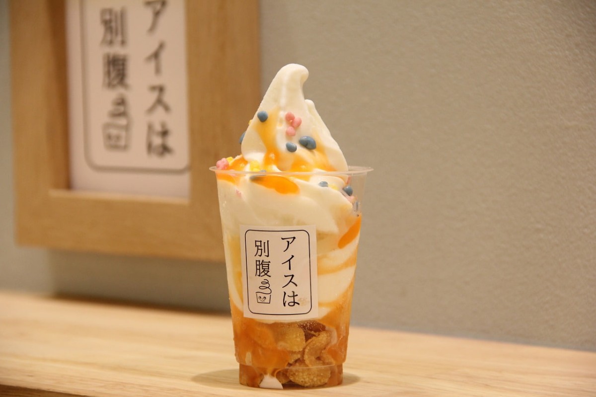 鳥取県米子市の夜パフェ専門店『アイスは別腹』で販売している「ポップメロン」。