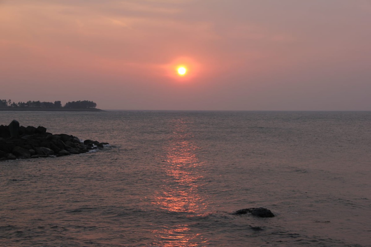 鳥取県西伯郡大山町にある『豊成海岸展望駐車場』から見られる夕日