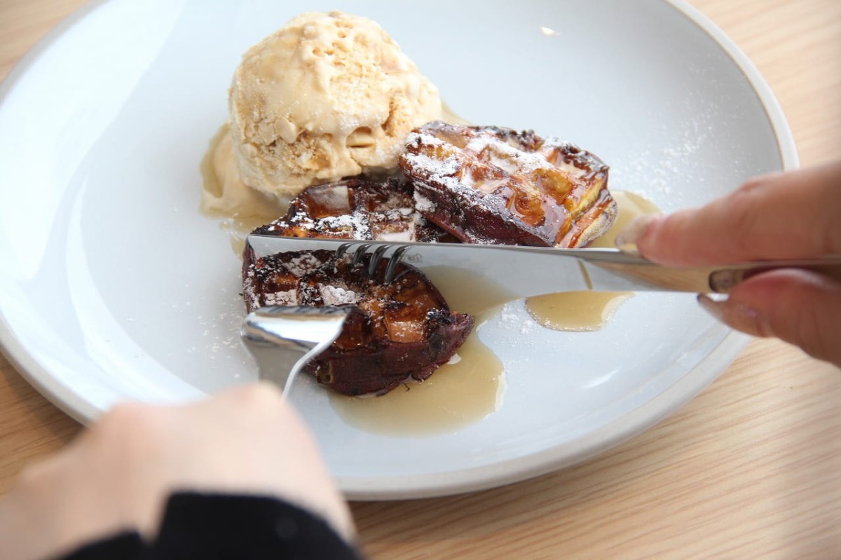 島根県出雲市にある『Caffe&PizzaLOCALE』で販売している「イモッフル」